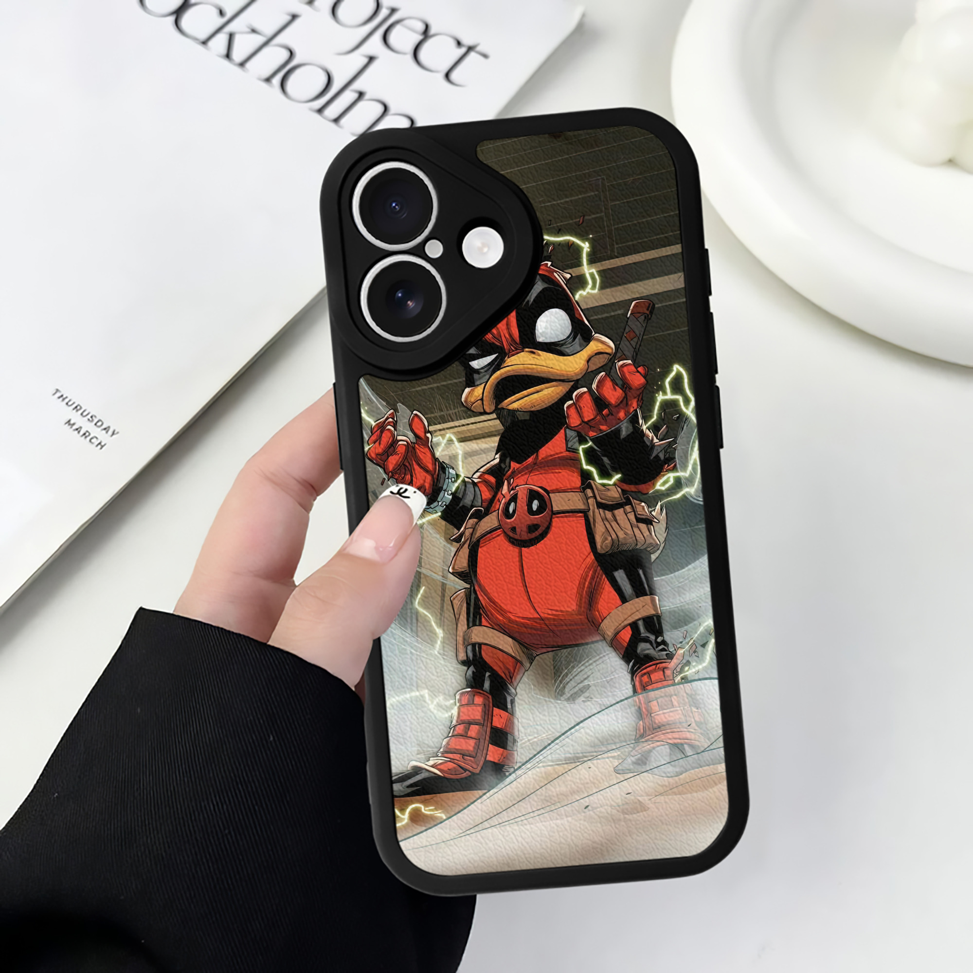 （画像用） Deadpool デッドプール 【iPhone 16シリーズ対応】シリコンスマホケース（レザー調） 材質：シリコン